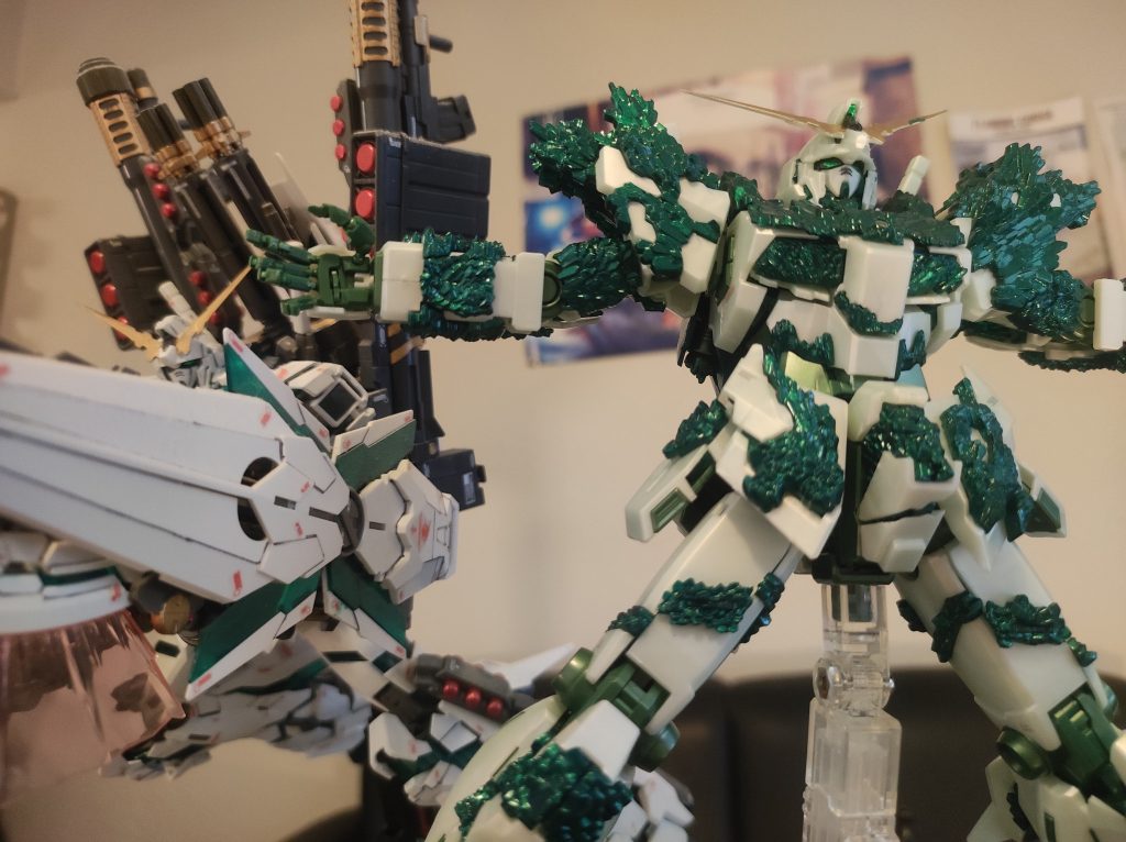 フルアーマー(FA)ユニコーンと並べて飾りました。