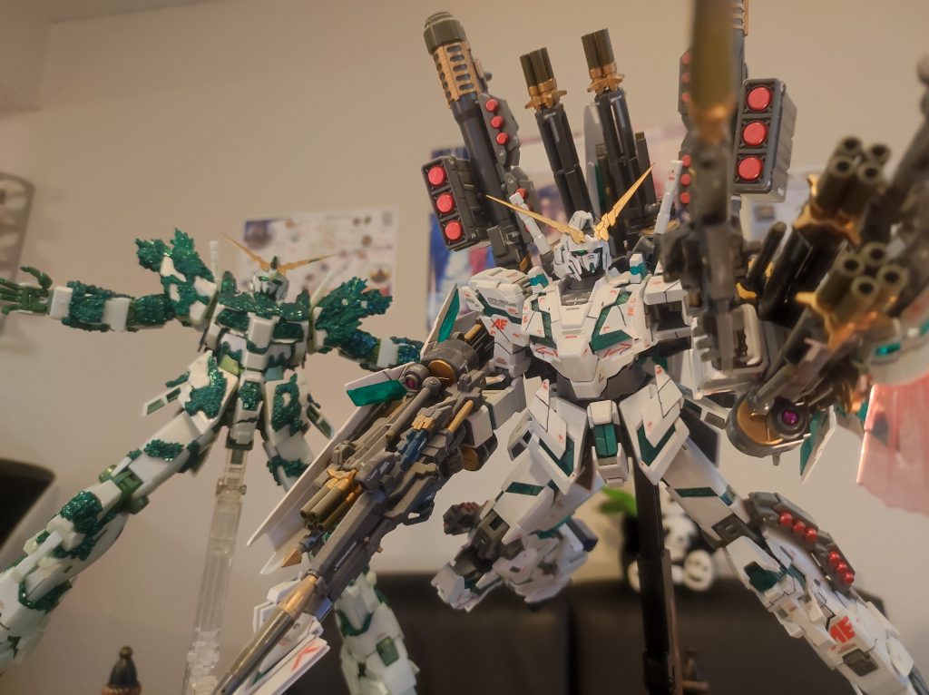 ちらみに遊び過ぎるから関節が弱くなり、FAユニコーンは接着剤で固定しました。