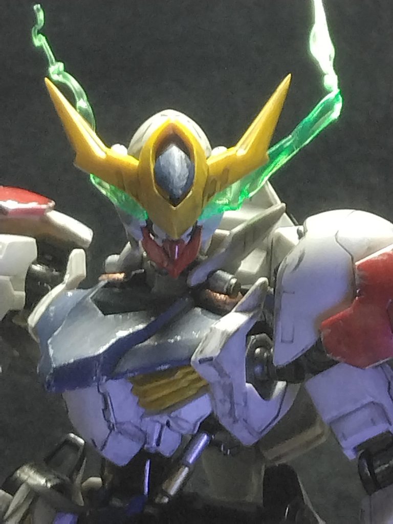 目からの残像は100均の熱収縮のプラ板を使用し、ガイアの蛍光グリーンで塗装！