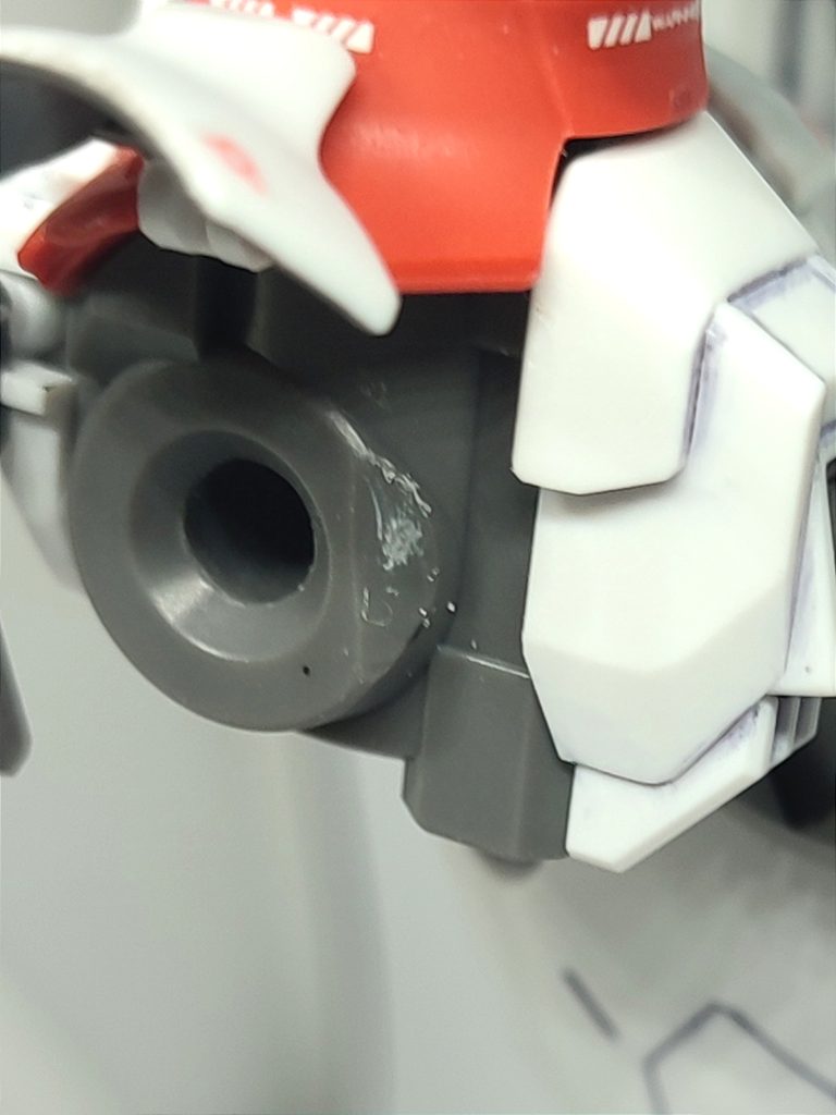 脚の付け根を削ってガニ股になるようにしています