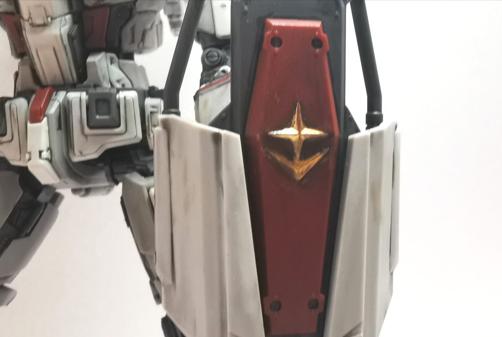 盾連邦マークはシールだと不格好なので塗装。マスキングがうまくできず、けっきょくフリーハンド。はみ出しはぼかして誤魔化しました。