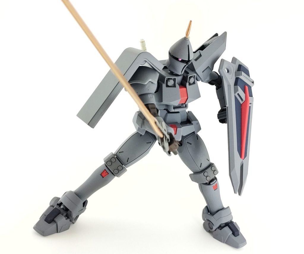 右腕はベース機のリーオーの右腕部に肩にはザクⅡのシールド、近接武器としてガンダム・バエルのバエル・ソード。