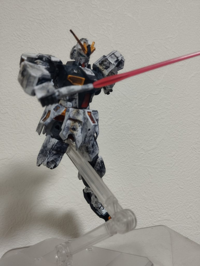武器は一本のビームサーベルのみ         機体は辛うじて動くがただそれだけ      生還する希望はとうに捨てている。任務は友軍が撤退するための時間稼ぎ      俺の死に場所はここだ みたいな脳内中2病ストォリィを展開しながらプラモ炙ってると平和の大事さ尊さを    しみじみと実感できるというものです。     そう。足りない技術は妄想でカバーするのも  大事な事なのかも知れません。         何が言いたいかわからなくなってきましたが  作業自体は非常に楽しかったので       またやりたいですね。             次はHGとかRGでも挑戦したいと思いました。