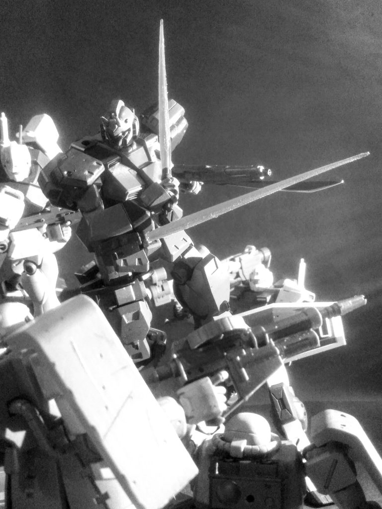 なので右腕にボックスタイプのサーベルをクっ付けときますね 😝 コンナ感じでサクッと実行です 😁🎵🎶初販当時は『ジム祭り？』の真っ最中だったかな 🧐？そして この子は『ヘイズル 2号機』をベースとしたリデコだったと記憶してます 🤔💭 この時期の｢ジム キット｣は満足感🈵😆が溢れてる 😍💖｢UP主｣も当然大好きです 😍💓💓例え｢劇中でのバエショット｣が皆無でもこの子はトッテも素晴らしい子❗ 😤👍