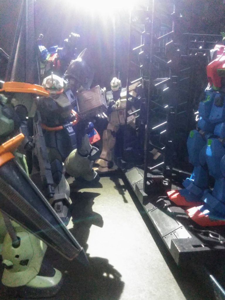 『ダディズ プリーチ中隊のアルカード大尉』が『トリントン基地』へ転属と成り二十ヶ月。そんな『トリントン基地』に『強襲揚陸艦 アルビオン』が着艦。間を置かず『試作ガンダム GP-02 サイサリス』が『デラーズ フリート所属のガトー少佐とナ・イショ基地の精鋭部隊』により強奪される。基地指令により『GP-02 サイサリス』を追撃する『アルカード大尉の部隊』辛酸苦難の末に追い付いき後一息まで差し迫る。が、強奪作戦支援に現れた『ザッパー天斗の駆るイフリート』に邪魔され『 ガトー少佐とGP-02 及び核弾頭 』は宇宙への離脱を成功させた。意気消沈のまま基地に帰還する『アルカード大尉達』の前で新たな事件が勃発！『基地の残存核弾頭』を奪う為『ザッパー天斗のイフリート』が基地内核弾頭の保管庫へ侵入！予備の核弾頭を確保し基地の脱出まで完遂！宇宙へ運ばれた『核弾頭とGP-02｣の奪還任務をうけた『アルカード大尉のダディズ プリーチ中隊』は再び宇宙へ舞い戻る・・・ ダラダラと長ったらしい字面で失礼しました。🙇⤵️⤵️ 今回は『ジム・クウェル  』を駆って任務をコナす連邦側のストーリー テラー『 アルカード・ハロウィン 大尉 』を九度目と成りますが ご紹介 😆あぁ・・・ホント！申し訳ありません・・・ 🙇⤵️⤵️⤵️