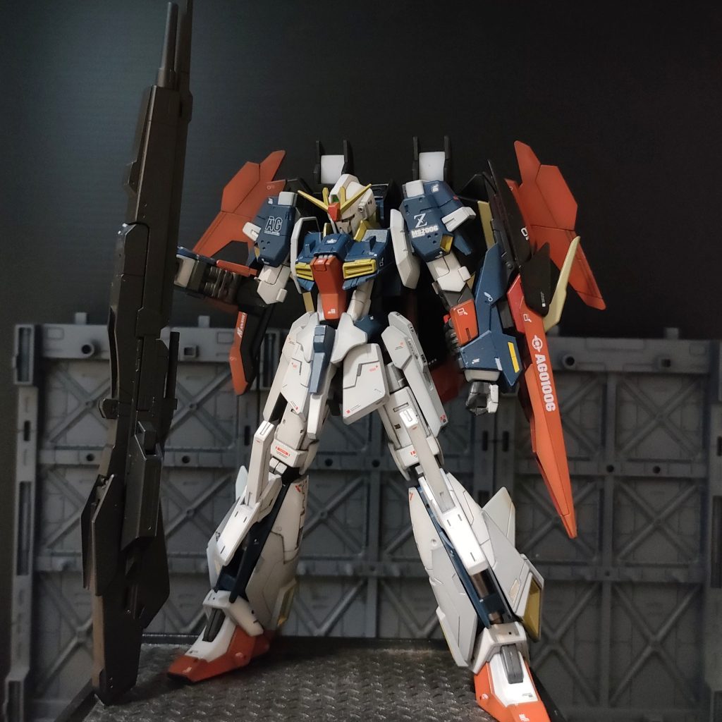 0088ゼータからランチャーを拝借。立ち姿が決まります。デカールは純正ガンダム系とG−rework社製Zガンダム専用を使用しました。