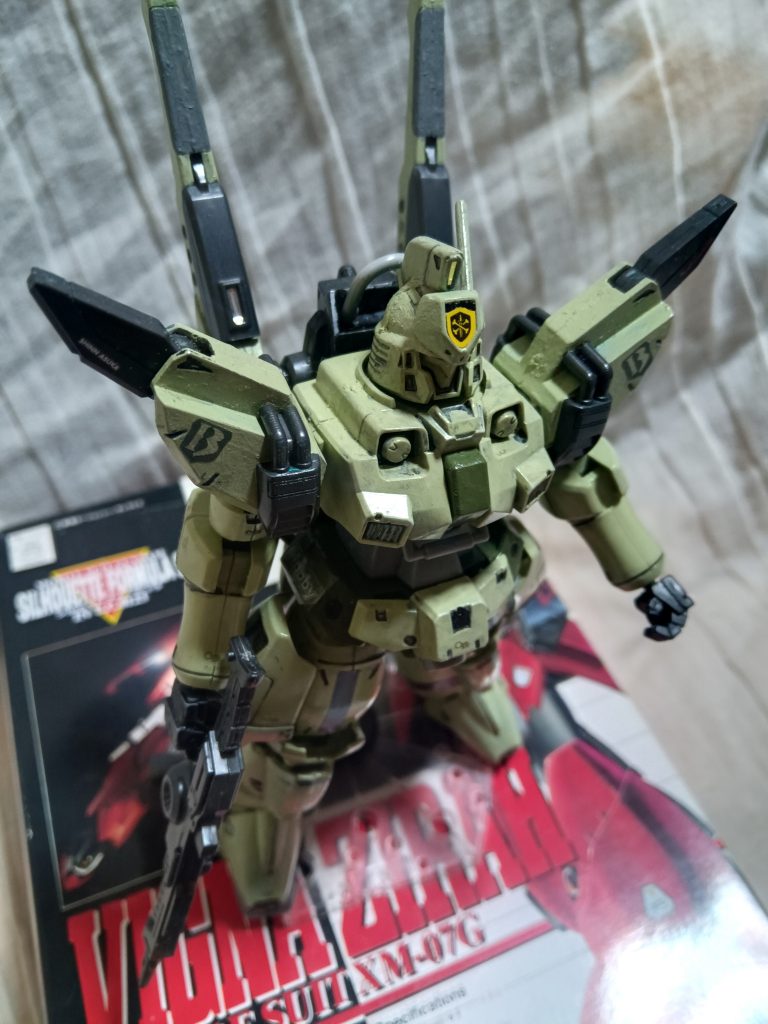 プリベンターが新造したトールギス肩の大型推進器を排した代わりに背中と脚部にスラスターを分散配置、殺人的な加速力と自力での長距離侵攻能力を失ったが、小回りと運動性が向上しトールギスタイプでは比較的扱いやすいスタンドアロン前提の原型機とは異なり、母艦や基地を中心に部隊運用する