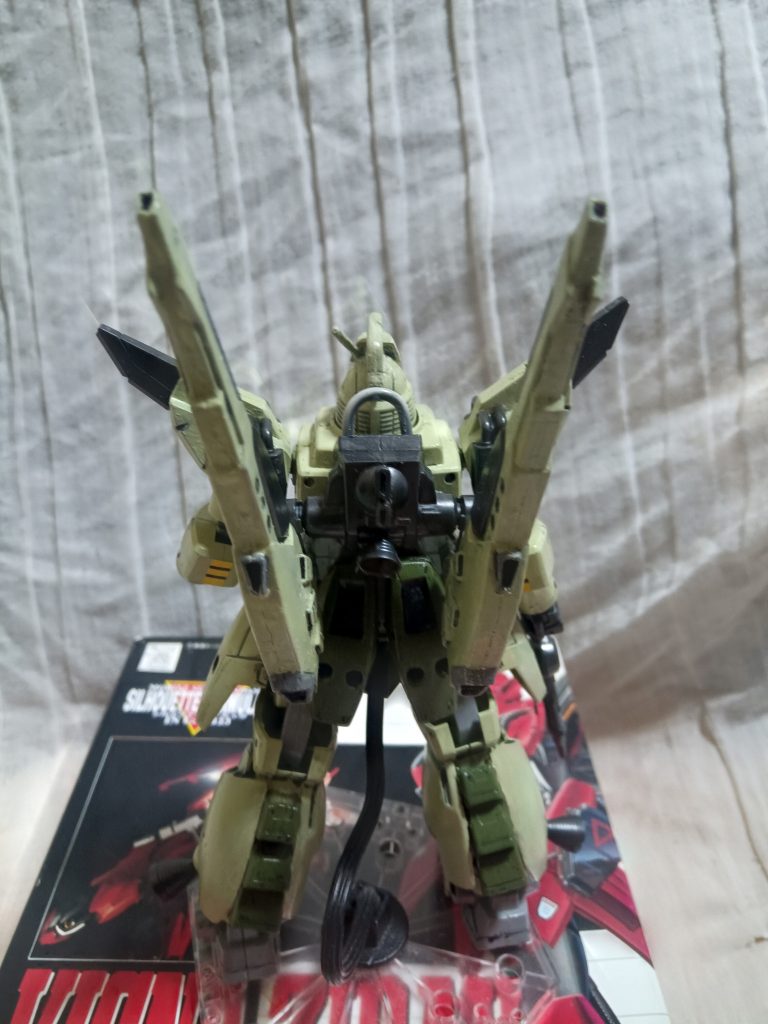 肩のエンジンがあった場所には可変速ビームライフル(VSBR)が装備されているこれは5人のガンダム開発者がビルゴの量産開始に対するカウンターとして開発した兵器で、粒子加速のコントロールによりプラネイトディフェンサーを貫通するビーム攻撃が可能であり、ビルゴ系列機に対して有効な装備であるリーオーで対抗するのは難しい無人機、とくにビルゴとプラネイトディフェンサーの破壊に特化するために接近戦でも貫通力を得られるヒートランスを装備することもあった