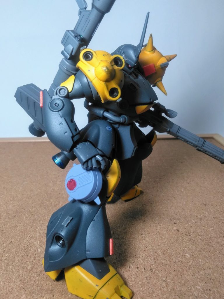 右膝部にも蛇足ウェポン🐍👣⚔️🔫の『スローイング・ボム』をくっ付けておきました 😆✌️何を使ってコサエタかは一目瞭然 😘🎶🎶「UP主」は投擲武装を推しています 😍💕