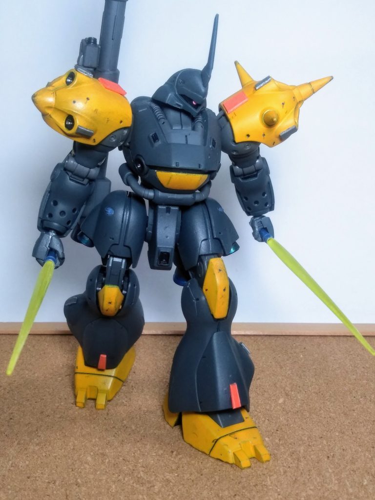 敢えて騙らなくても「イイんじゃねっ?」と、成りますが二刀流でイッテみます 😤💨「ビーム サーベル」は大腿部前面に各一本づつ設置 😁配備時期を考えるとナカナカにハイテクかなぁ 🙄💭