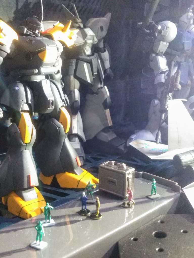 『ルッキールー中隊〔天斗朝靄 特務中尉〕』が軍上層部の命令で身を寄せる 『デラーズ フリート』 その『デラーズ フリート』に支援協力する地上組織『ナ・イショの精鋭達』と共に奪取した予備として用意されていた核弾頭を持ち『天斗 特務中尉』は『デラーズ フリート』に帰還を果たす。これで残すは『試作 ガンダム GP-02 サイサリス とガトー少佐』による重要作戦の決行を待つばかり・・・ またもやダラダラと失礼しました。🙇⤵️⤵️と、云うわけで妄想『 0083 星の屑 ver, 』を 晒してイコうと思います😤