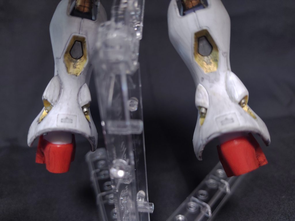 ふくらはぎのバーニアぽい所は金属パーツ使ってみました。