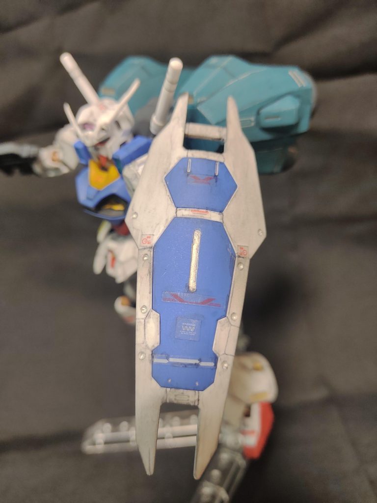 シールドはスジ彫りを感性の赴くままに。