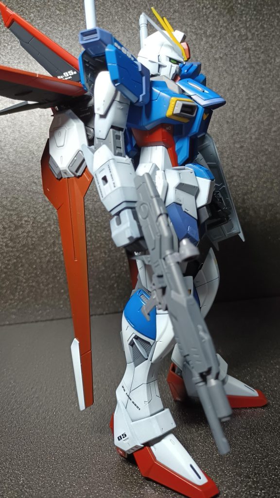 PGやRGなんかと比べるとパーツ数は少なくマスキングを使う部分が少ないですが、やっぱり塗装は大変です。自分の立ち上げ塗装のやり方はパネル毎に「の」の字を書くように徐々に外側に塗布してゆくやり方なのでちょいと時間を掛けてます(zaku-kao8)塗装に通算で10時間以上かけて時間かけてます。もうちょっと効率の良い塗装の仕方を考えないとな~(zaku-kao1)