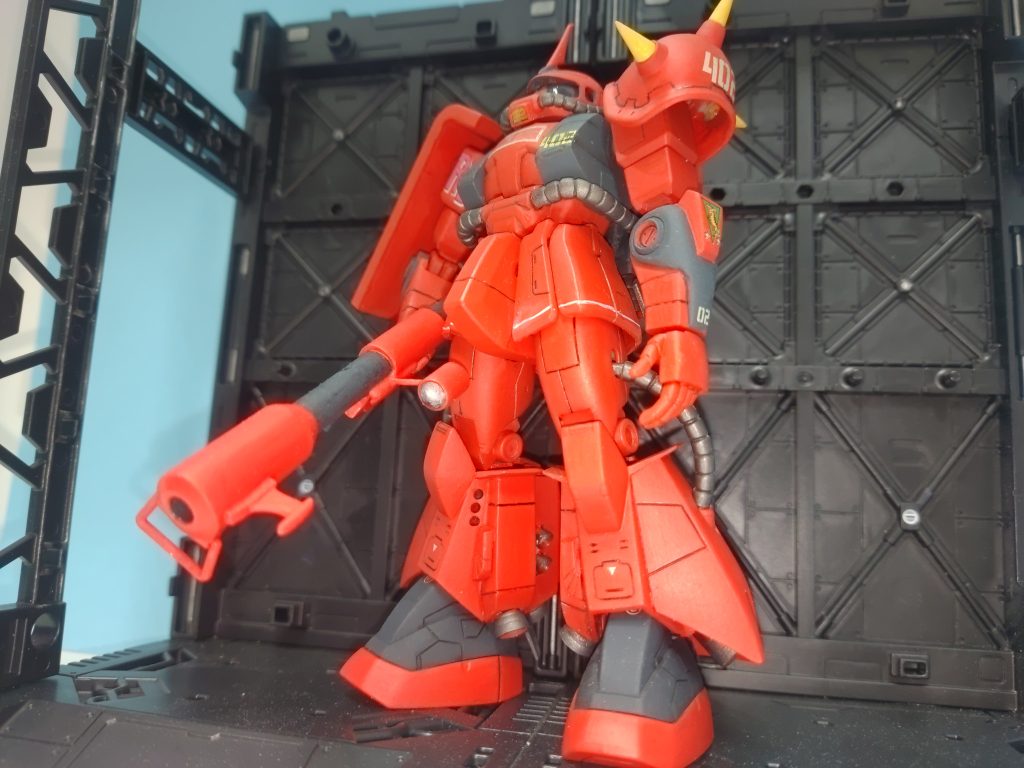 斜め前方より今回の作業は手首を最近のキットより持ってきました。ジャイアントバズはスコープと先端の出っ張り?が無くなってたのでプラ板、プラパイプ等で作りました。モノアイは3㎜の穴を開け、そこにHアイズを埋め込みシールド全体にレジンを塗り仕上げてます。なので今回モノアイ可動は無しです。ランドセルの赤いフック?部分を真鍮線、真鍮パイプで作りました。