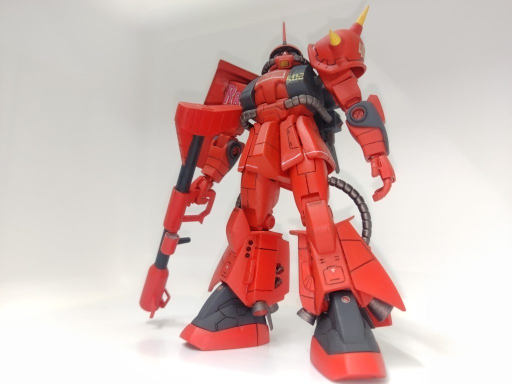 斜め煽り色は当初、タッチアップでいこうと思ったのですが、色が合わず赤い部分を塗り直しました。なので赤い部分及び武器を筆塗り、全体をつや消しスプレー仕上げです。腰の白ラインは最後に慌ててガンダムマーカーにて入れました。