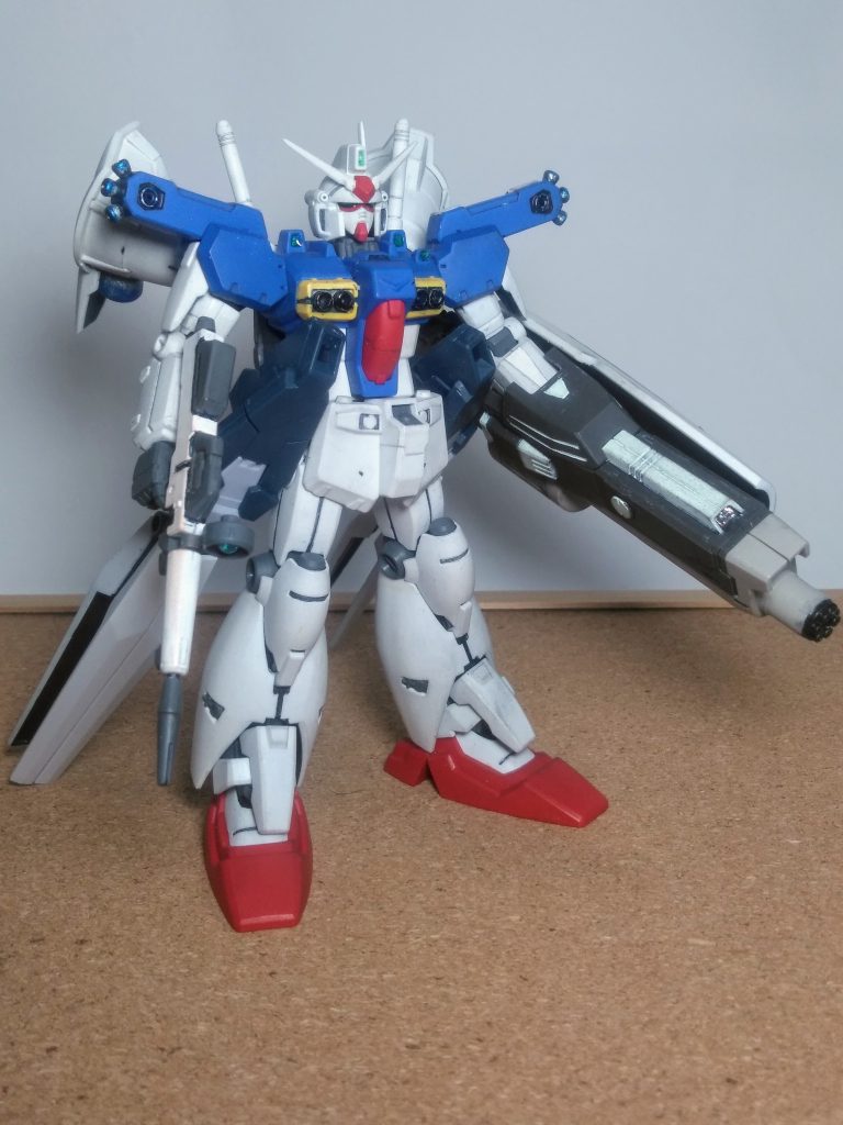 『 RX-78 ガンダム GP-01 ゼフィランサス フルバーニアン』おっと!この解説文も例によって長文なので飛ばして下さって結構です 😋 シーマ・ガラハウのゲルググMとの戦闘で大破したGP01にアナハイム・エレクトロニクスのフォン・ブラウン工場で修復と改装を施した機体。換装による仕様変更ではなく全面改修となったため、当初予定されていた宇宙戦仕様とは全く異なる形になっている。通常の形態と区別する為に「ゼフィランサス フルバーニアン」とも呼称される。なお、劇中では単に「フルバーニアン」と呼ばれている。最大の特徴として背面に機体のフレームと直結したユニバーサル・ブースター・ポッドを装備(GP02の肩アーマー同様、AMBAC稼動肢としても機能する)。胸部のインテーク裏にも姿勢制御用のスラスターが設置されている。その加速性能や機動性は、同世代のMSでは比較にならない高性能を獲得した。各カタログスペックは、重量こそ一年戦争時代から大きく改善されていないものの、ジェネレーター出力は第三世代機Ζガンダムと互角、パワー・ウェイト・レシオ(3.1倍)に至っては更に後年代のユニコーンガンダムにも比肩する。ただし、コアファイターの一部であるユニバーサル・ブースター・ポッドが大きく露出しているため、戦闘中に同部位を損傷した場合、脱出装置であるコアファイターが使用できないという欠点を有している。 長文の読破❗お疲れ様でした🤗 と、云うわけで妄想『 0083 星の屑 ver,』を晒してイこうと思います😤