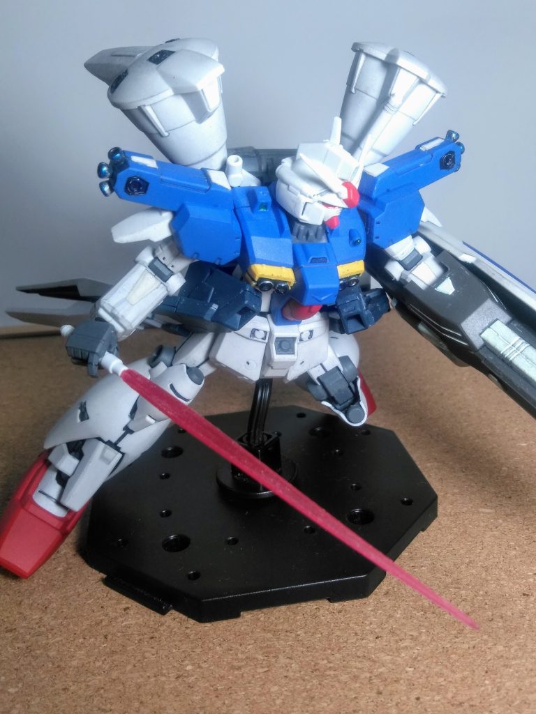 それでは !何時も通りに「ビーム サーべル」 の抜刀でもシトキましょう 😁🎶『コア ファイター』に付属する体裁でして🙄 ファイター時には「ビーム砲」として機能するソウです 🧐後発作品だから仕方ないけど『GPシリーズ』の高性能 & 高機能ブリにはビックリ😱☀️「あ~~この後の『 Z(ぜーた) 』とかに登場するMS達の立つ瀬ナイジャン」 と、成りますね 😏ヤレヤレ