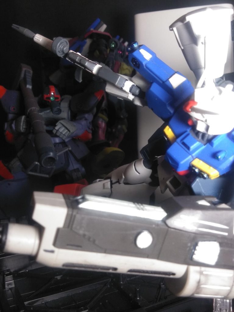 『ダディズ プリーチ中隊のアルカード大尉』は『核弾頭とGP-02」の奪還任務をうけ宇宙へ上がり、古巣である『第105機動突撃戦隊』へ再び編入される。そんな『105戦隊』が向かう先は『GP-02』を追う『強襲揚陸艦 アルビオン』『アルビオン』との共同作戦により『105戦隊』は『ザッパーが強奪した核弾頭』及び『デラーズ フリートの元に在るGP-02』を取り返す事が出来るのか? ダラダラと長ったらしい字面で失礼しました。🙇⤵️⤵️ 今回は『ガンダム GP-01 ゼフィランサス フルバーニアン 』を紹介させて頂きます ✨😌✨ あっ!↑ショットは上記駄文とは関係在りません 😋