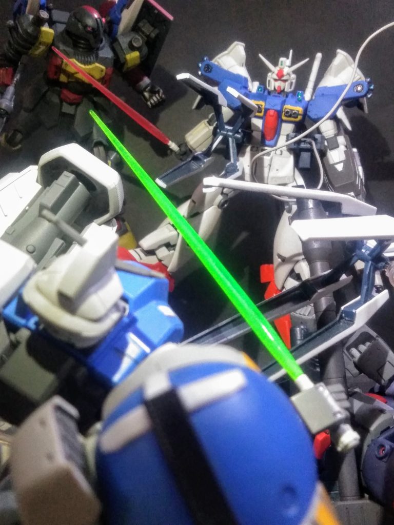 さて!今回の目的は『GP-02』の拿捕 😡なので両サイドアーマーに「捕獲ウェポン」を装備です 😝ナンの装備かは言及しなくても判りますよね ((ノ∀`)・゚・。 アヒャヒャヒャヒャ コンナ感じでサクッと実行です 😁🎵🎶この子はHG黎明期のキットなので、今基準だとイタラナイトコロが多いです 😭💦しかし、デザインの再現度は良好なので弄り倒して『俺ゼフィランサス』を作成するのも楽しいでしょうね 🤗🎶🎶 「劇中 バエショット」が豊富なこの子はWAKU😚 WAKU🤩がイッパイな素敵な子❗ 😤👍