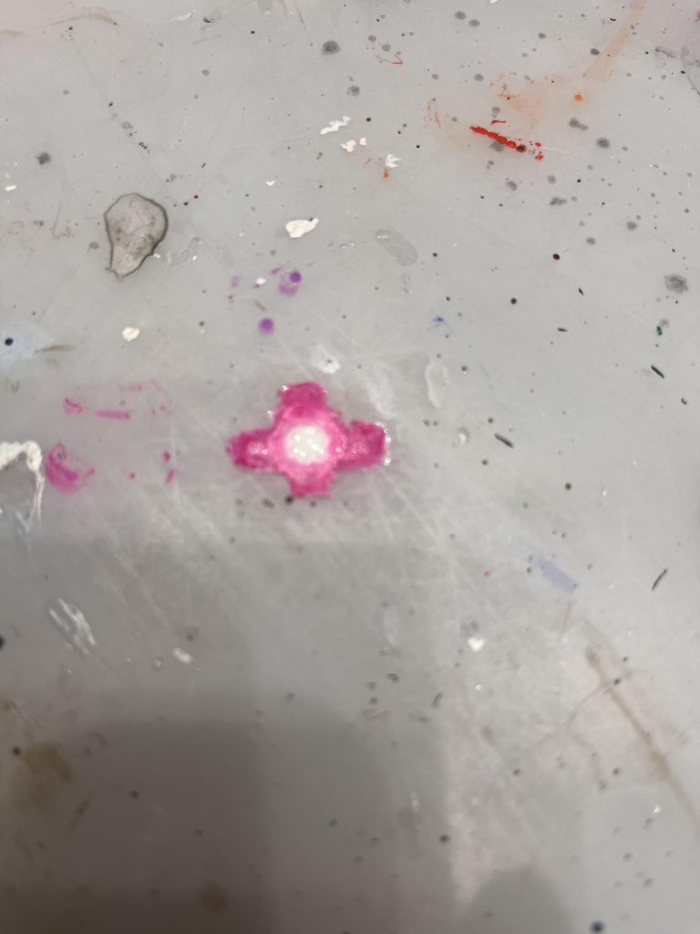 セロハンテープで作ったモノアイ。カバーの後ろから取り付けます。