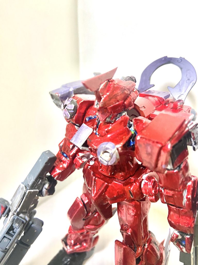 顔は三角のプラ棒を貼り付けてトランザムホロレッドでなっています