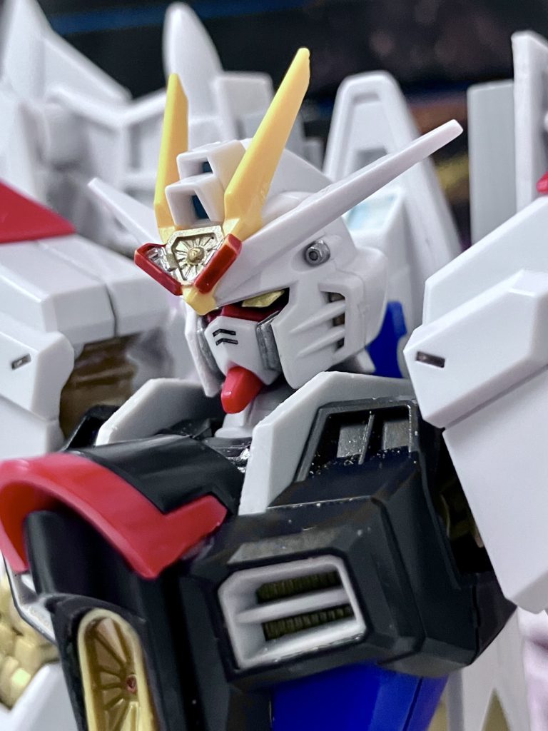 ディスラプター部分は筆でちゃちゃっと部分塗装しました。フェイス部のバランス変更により非常にカッコイイ。