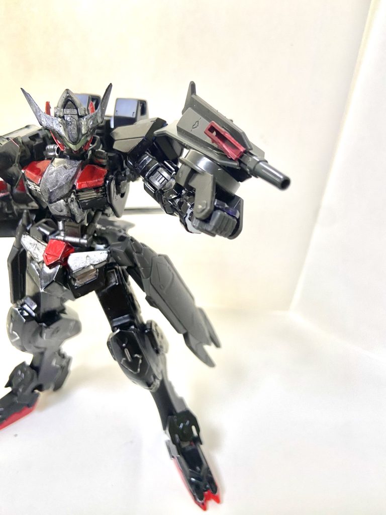ガンメイス新たに左腕部に追加された武装本機優一のビーム兵器となっている