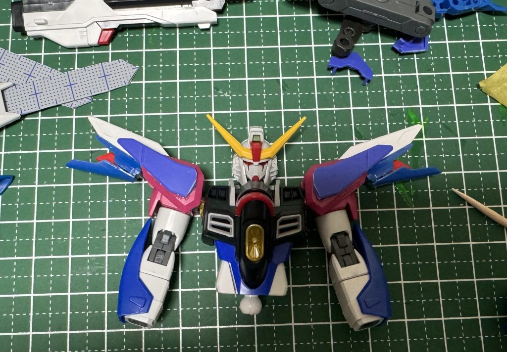 少しでもオリジナル感を出したくて肩だけかなりいじりました。ライフリのスラスターをインジャの肩に接着しダイバーアークのパーツでヒロイックにしてみました。