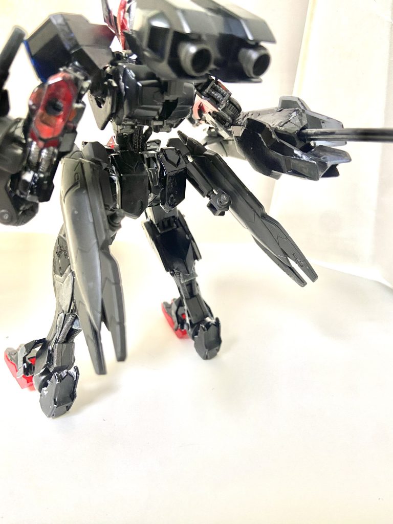 機体背面及び腰部脚部にウヴァルのブースターバルバトス第六形態のブースターそして脚部にバーニアを追加、これにより機体機動力が大幅に上昇したが反面扱いづらい期待となっている。