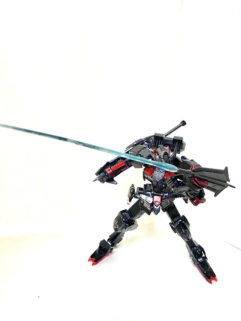 ガンメイスはビームサーベルを発生させることが可能、これによりビームを使った接近戦も可能