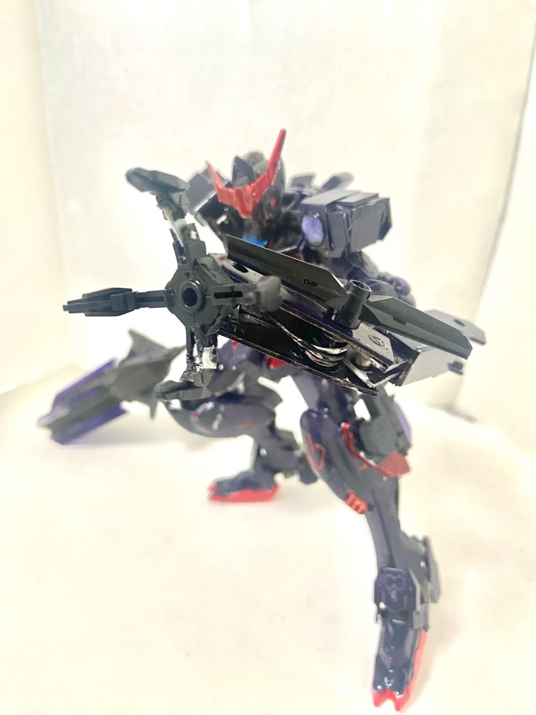 アームドウェポン クローアームズ左腕部に搭載された腕型武装ディフェンスロッドが装備されており防御にも使われる
