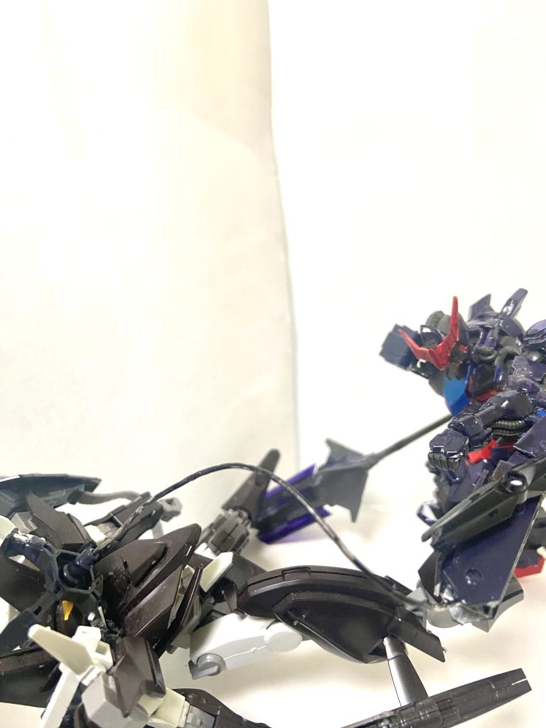 クローアームはエグナーウィップを内蔵しており放電で動きを止めるメイスを叩き込むのが主な戦法となっている。