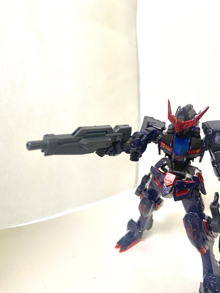 右腕にアストレアのコネクタパーツを移植しておりこれにより一部のGN兵装を使用することが可能、アストレアのライフルなどを使っているが本機専用の武装、HWの開発も進められている。