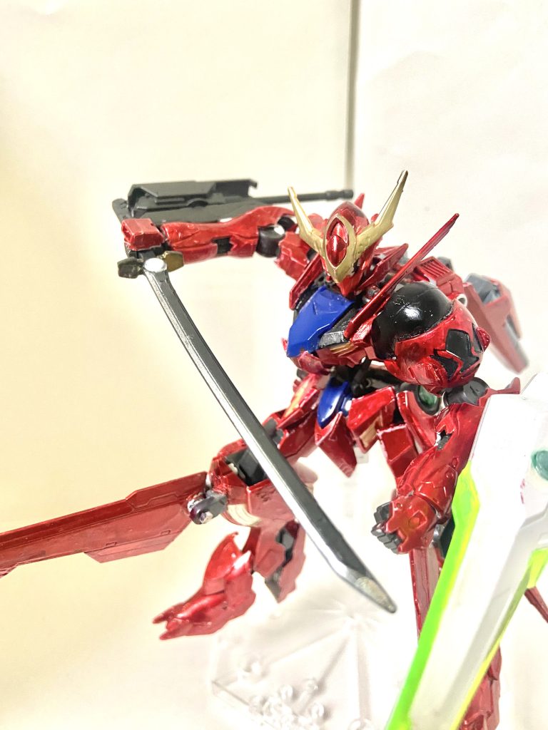 武装解説GN太刀バルバトスフリートの主武装、鍔の部分にコンデンサが取り付けてあり、粒子をチャージしそれを斬撃のようにして飛ばす、今回はGNソードのように粒子をコーティングして斬れ味を上げている。