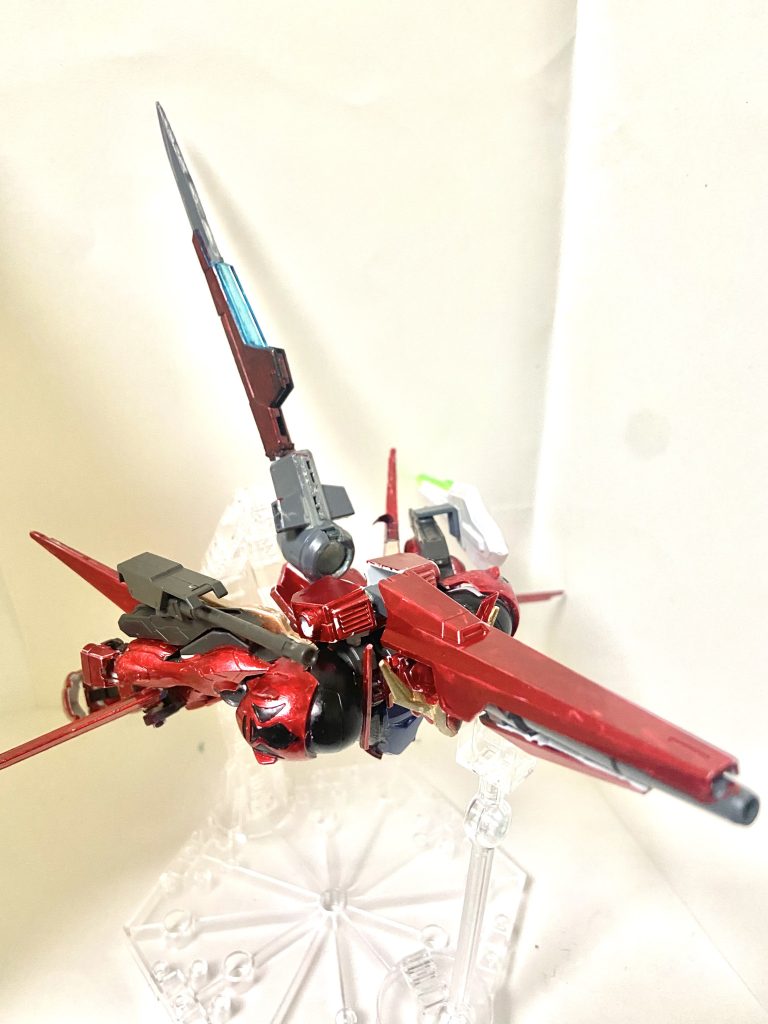 フリートの獲得した可変機構は健在、さらに本機はGNドライブをケルディムタイプに変更しており、背面に武装が取り付けられるようになった、今回は飛行形態変形時にGNメガランチャーを放てるようになっている。 以上です、これが今のバルバトスフリートです、ちなみに名前のFはフレイムと読みます。