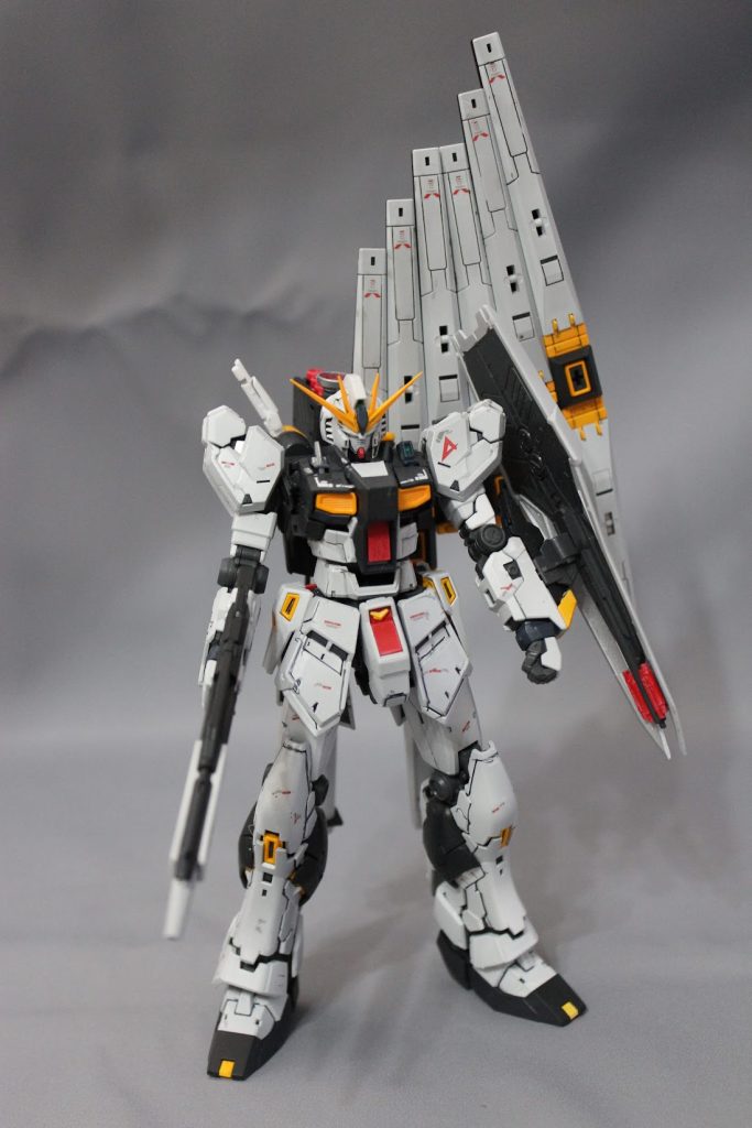 フィンファンネル込みだとかなりの高さ。収納場所が・・・。新しいコレクションケースが欲しいな。しかし、普通に組むだけでこれだけの情報量。RGは凄いですよね。