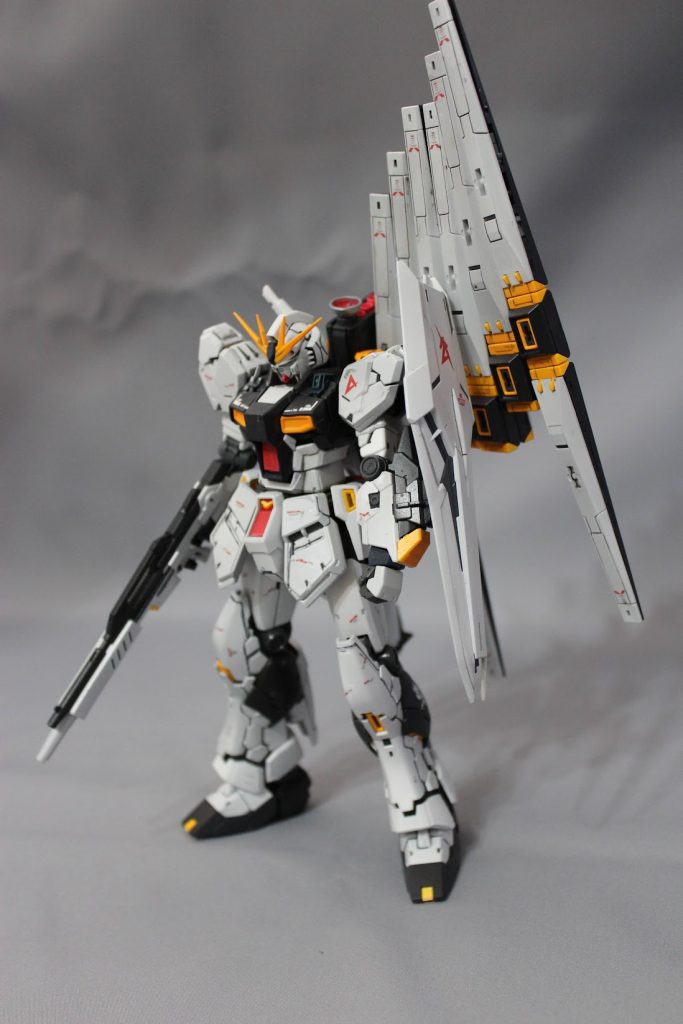 フィンファンネル装備。組み上げて一抹の不安が―。やっぱり自立が難しいですね。フィンファンネル重い・・・。昔のMGのνガンダムは足首がダイカストを使っていて、自重に耐えられた記憶が・・・。見た目と稼働は申し分ないので、後は自立できるかも考えて欲しいなー。（ディスプレイスタンドを売るための戦略のなのか？ｗ）