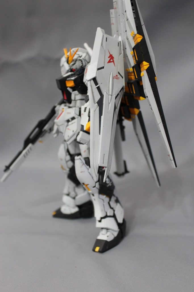 塗装いつも黒立ち仕上げにするために黒を最初に吹きますが、νガンダムは劇中でも配備ホヤホヤなので、キレイ目に塗ろうと意識しました。銀を下地に白→パールホワイトと吹きました。最近流行のパーツの塗分けがRGνガンダムは無かったですね。一部少しグレーを追加して、色分けしたのですが、見る限り分かりませんね。こういう時はハッキリ塗分けた方が映えるのですかね？黒部はネイビーブルー。黄色部は黄橙色。赤部はモンザレッド。関節はメカサフヘビーです。