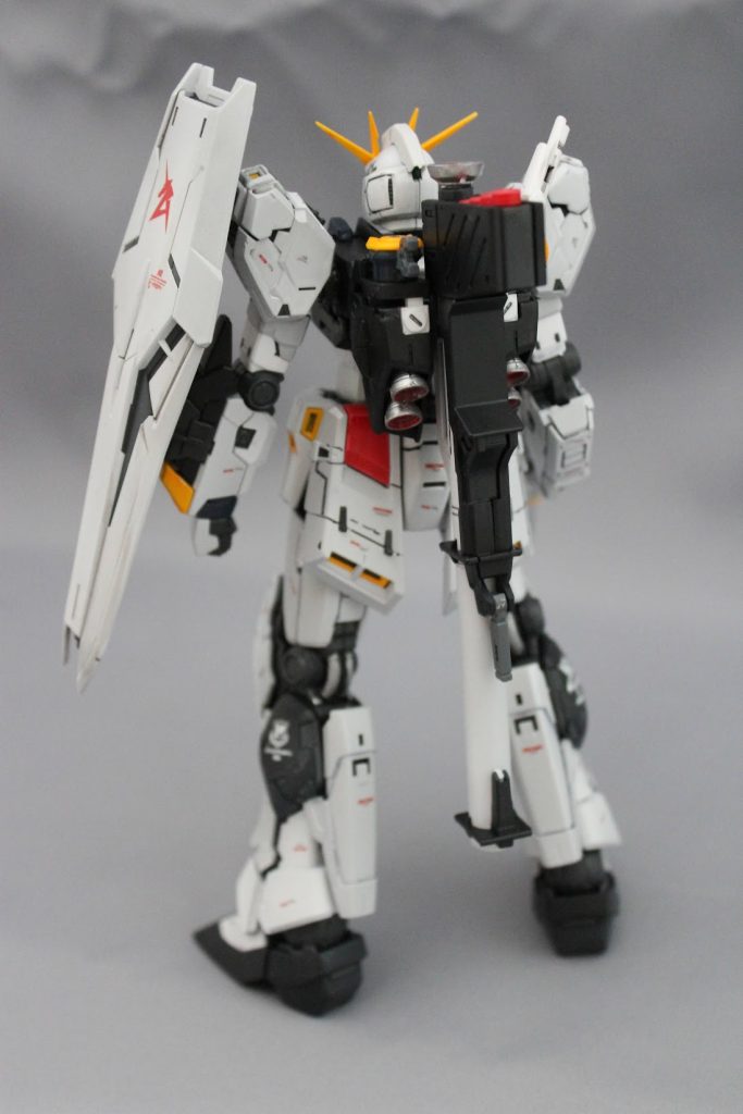 フィンファンネルを外すと普通に立つことができますね。ファンネルなくてもカッコイイ。実は久しぶりにエナメル塗料で墨入れしたら、アンテナが破損してしまいました。なんとか再接着できてるようなので、大丈夫かな・・・。