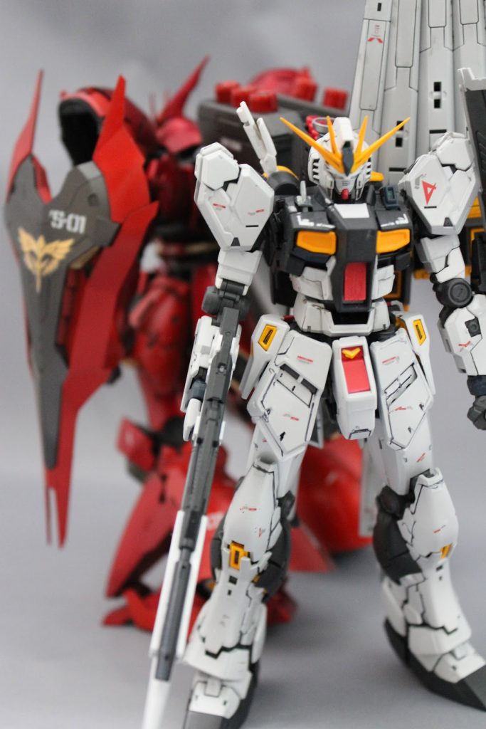 先に作ったRGサザビーと。アムロとシャアの最後の乗機を並べるのは感慨深いですね。最後までご覧いただき、ありがとうございます！
