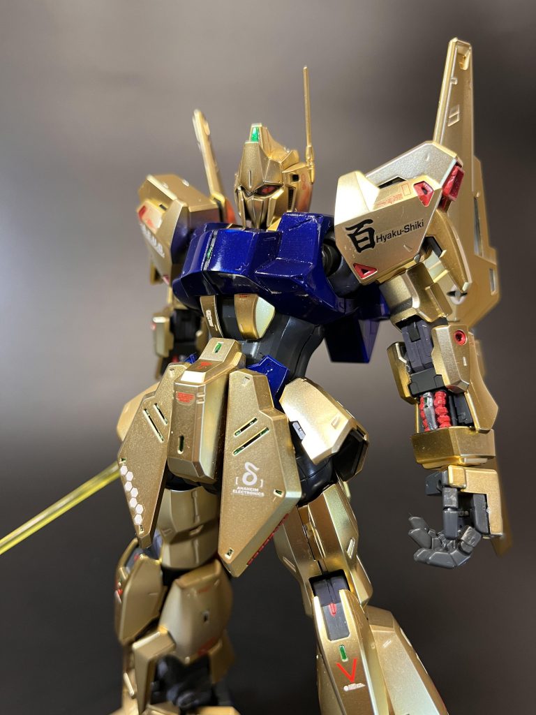 塗装について装甲のほとんどがメッキなので楽でした😄フレーム:艶消しのグレー。装甲からチラ見えする部分にシルバー→クリアグリーン、クリアレッドでアクセントを入れました。胸やバックパック、靴:何か個性を出そうとし、迷走しました😱迷走①「紫サフ→ブルーのグラデ→ガイアのガラスパール」→ギラギラのメタリック調に。迷走②「ゴールドサフ→クレオスサファイアブルー」→何とも表現しづらい色に。迷走③「紫サフ→白立ち上げ→サファイアブルー」→青くならない(当たり前か)これまで3回ブラシクリンにドボン。結果、紫サフ→白立ち上げ→ディープクリアブルーで落ち着きました。半年ぶりのブラシ塗装で梨地、クラウンで2回ドボン。何とか塗装しましたが技術の向上が必要だなと感じました。その他:パイプ類→ファレホ筆塗り銀色パーツ:銀色マーカー