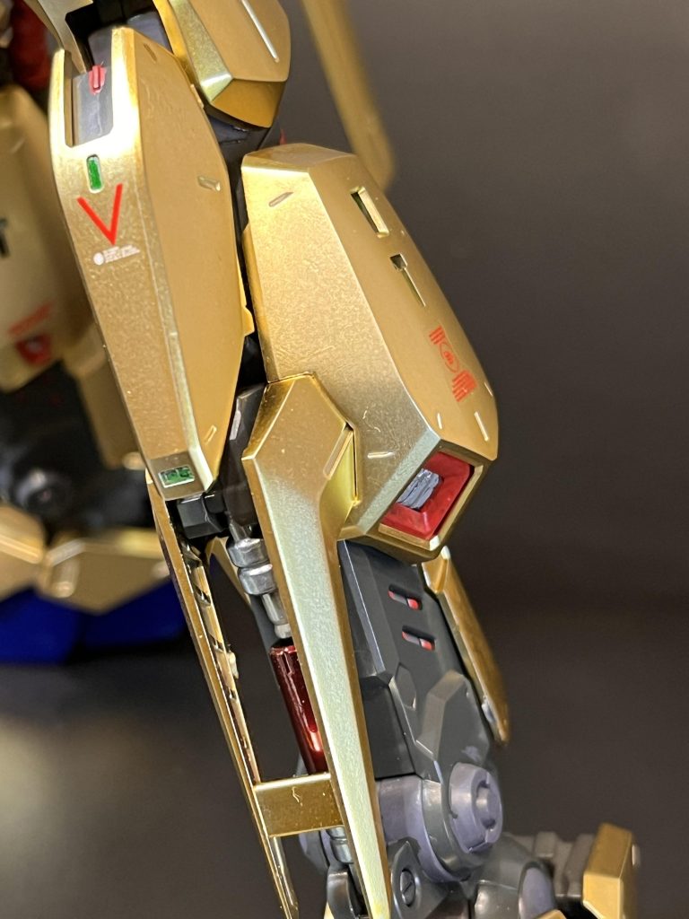 チラ見せのグリーン。サイコフレームの試作品が使われていたかも設定。型落ちの百式がキュベレイ、ジ・オと渡り合えたのはパイロットの技能とサイコフレームの相乗効果あったからだろう…と妄想😏