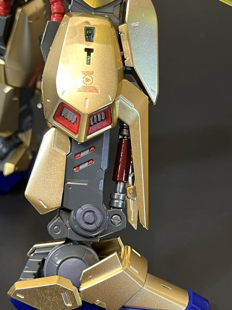 脚部フレーム、おまけ程度に塗り分け。シリンダーは差し色としてメタリックレッドにしました。