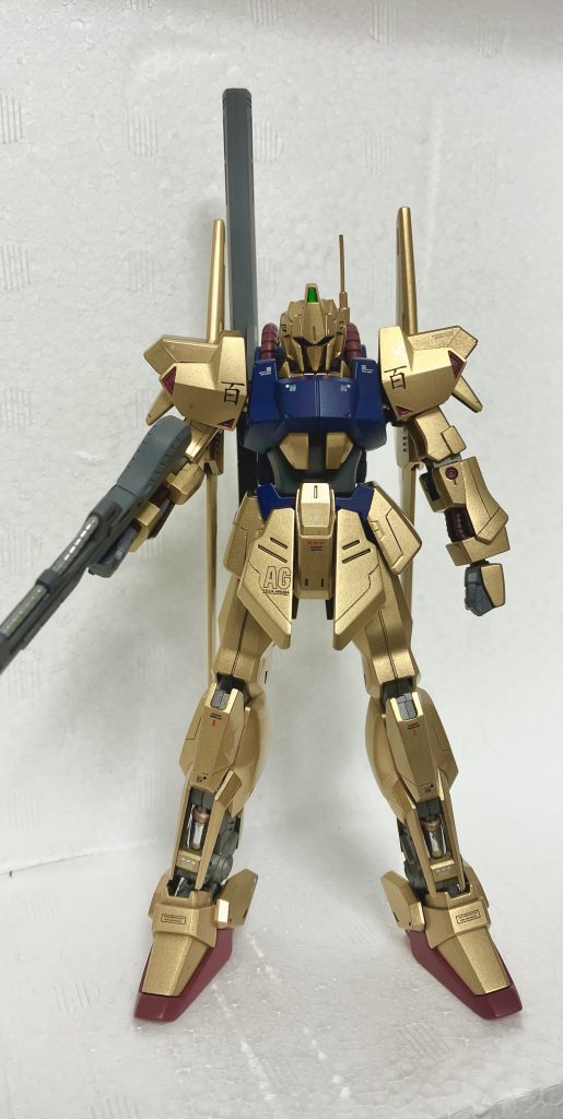 改造のテクは乏しいのでアンテナを真鍮線交換、スジボリ、足裏の肉抜き埋めのみです。カメラはシールの上からUVレジンでクリア感出しましたが写真ではわからないですね…。デカールは海外製です。百のフォントが気に入っています。