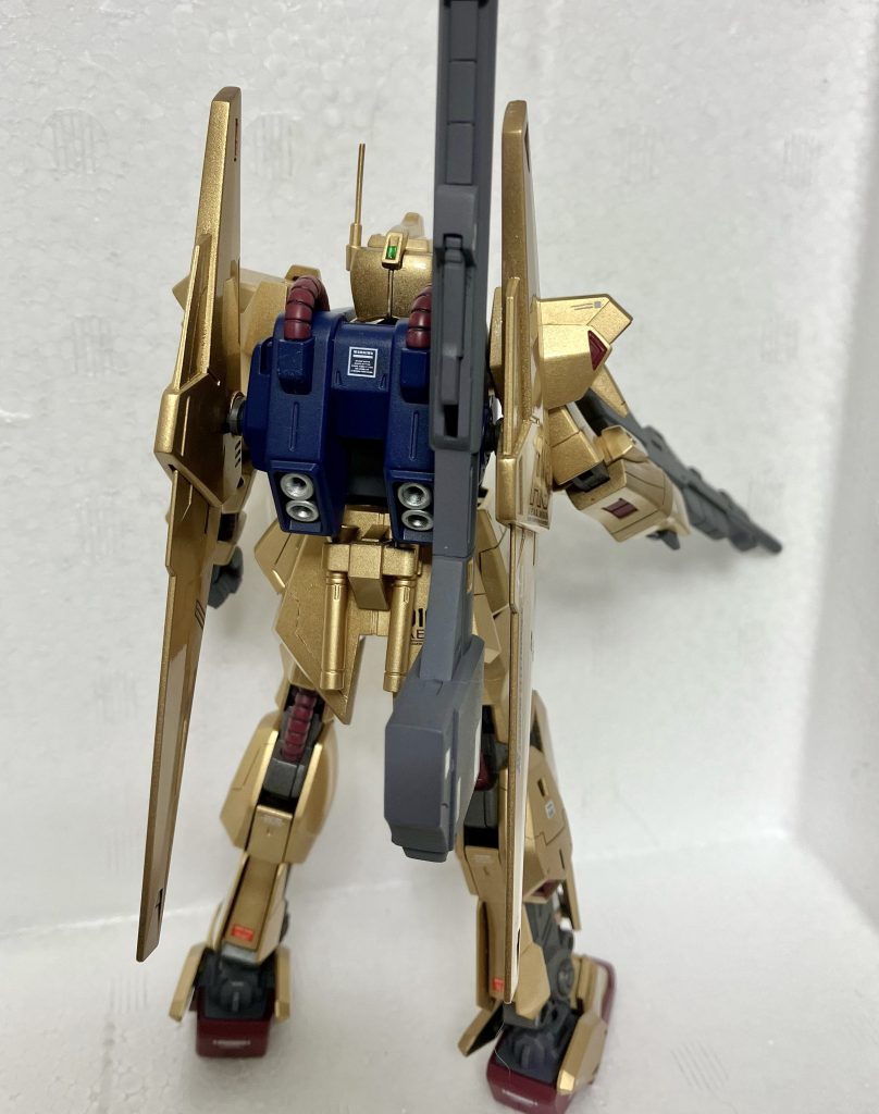 艶々にしたくてクリアー塗装は5回くらい吹いたのですが、やり過ぎて下の塗膜を犯した箇所もありました。。。ガンプラでクリアー塗装は普段しないのですが、また挑戦したいです。