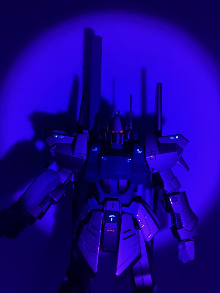 デカールはUVライトで光ります(iori_sei)あとツインアイもクリアーパーツ下のホイルシールに蛍光レッドを塗ってUVライトで光るようにしてみました。よく見るとデカール貼ってないところも光ってますね…。