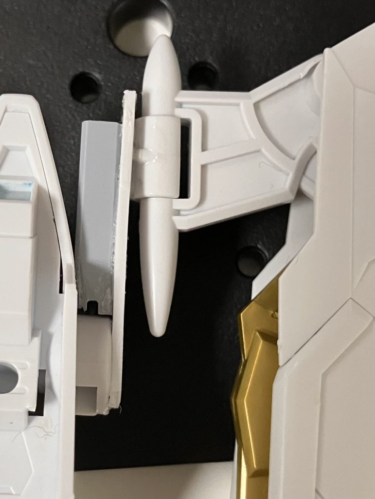 ジャンクパーツを組み合わせて、ウイング基部を上方向へ延長。フリーダム系は翼が上に引き上がるとかっこいい印象を強く受けますからね。