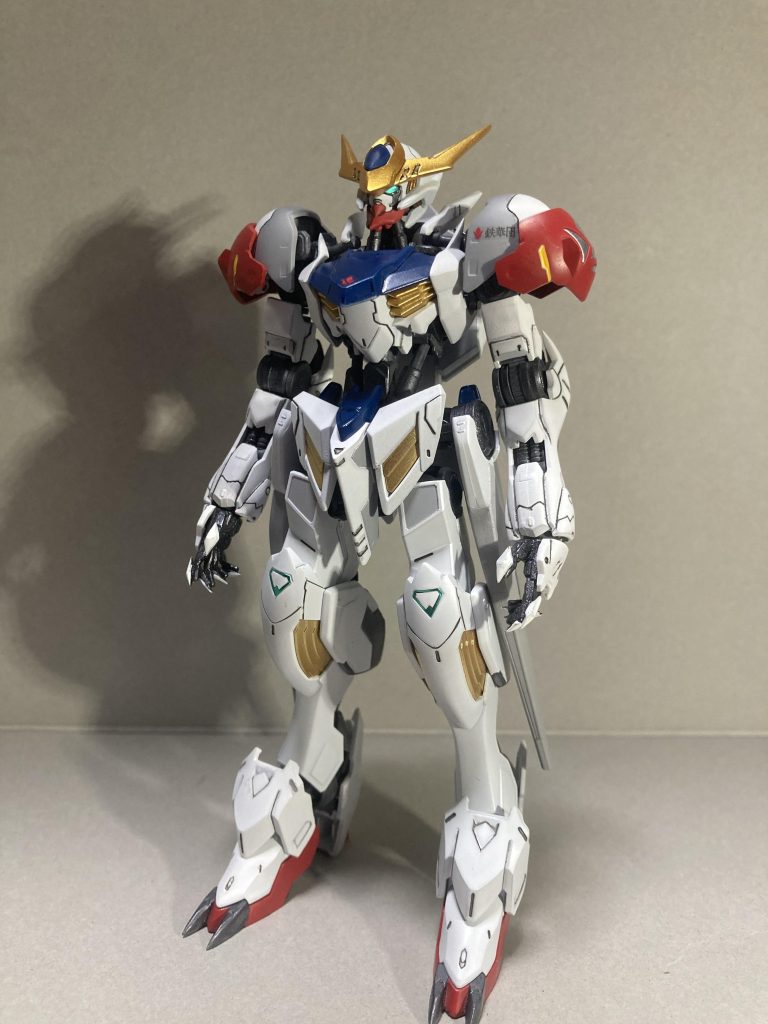 全体像はこんな感じで、塗り分け箇所を増やしました。ただやっぱり塗装が汚い部分が目立ちますね(笑)そして鉄華団マークはメッキシルバーで塗装してみました。