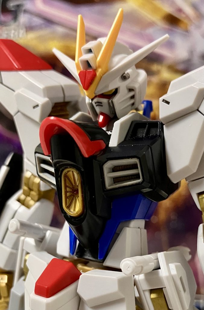 ここが1番大きな改修ポイント。キットそのままでは寸胴というか幼児体型だった胴体を、コクピットハッチ部分を前方、及び少し上向きに配置し直すことでかなりそれっぽくなりました。腹部アグニ砲も奥へ引っ込めて、こちらも同様少し上向きに。ウエストも延長したことにより、メタルロボット魂のようなキュッと引き締まった胴体が出来上がりました。